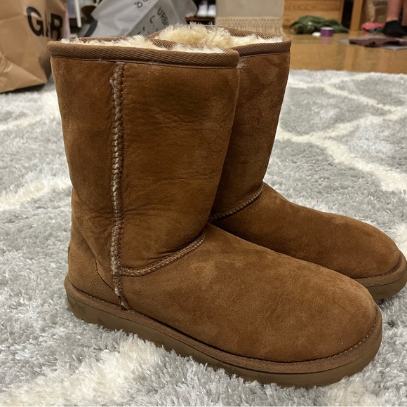 Mid Length Uggs - Size Woman’s 8 - Great condition - Wore less than 10 times - Picture 4 of 5